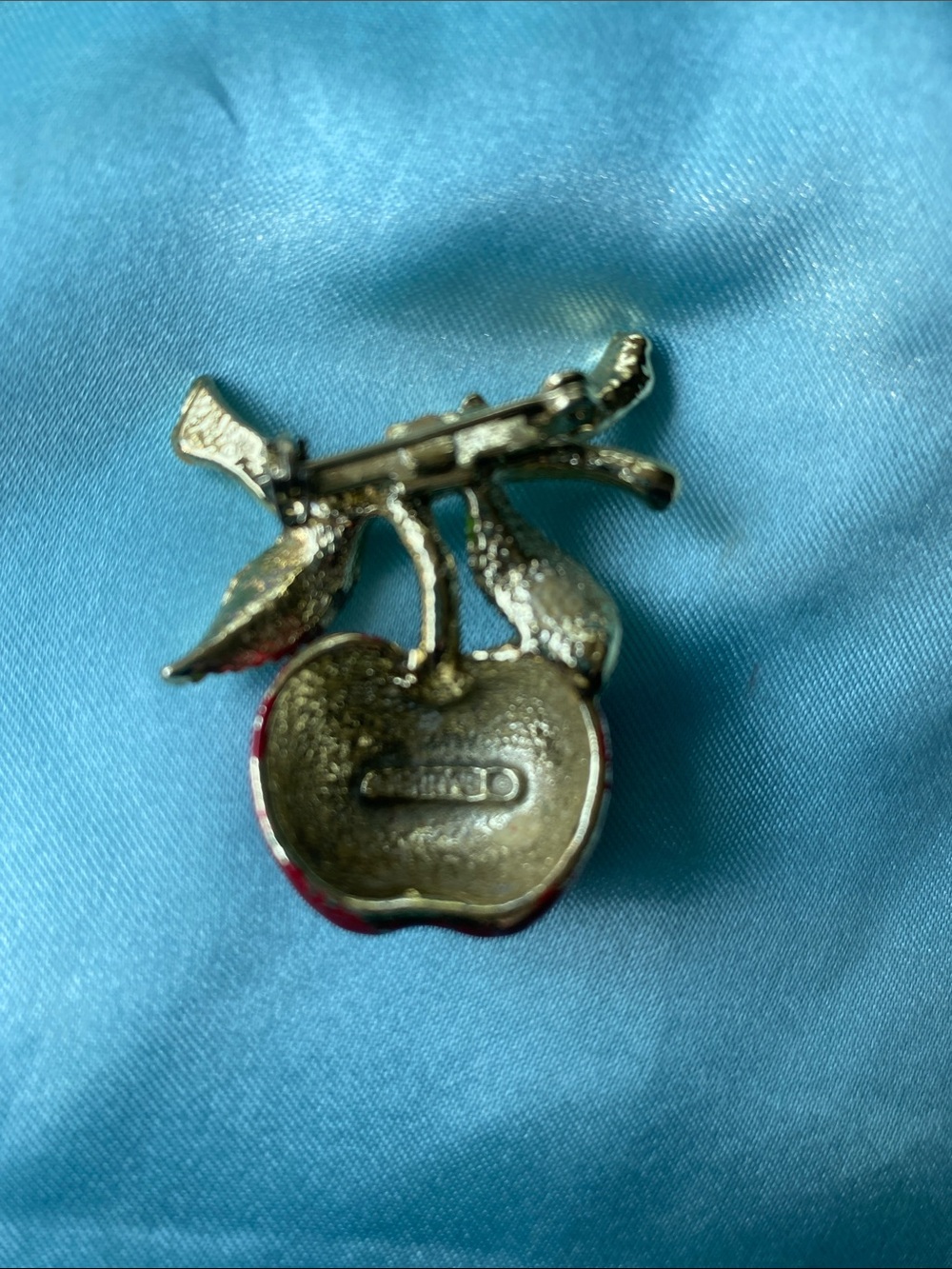 Vintage Signed Gerry’s Red Apple Brooch with Green Enamel Leaves - Picture 3 of 4